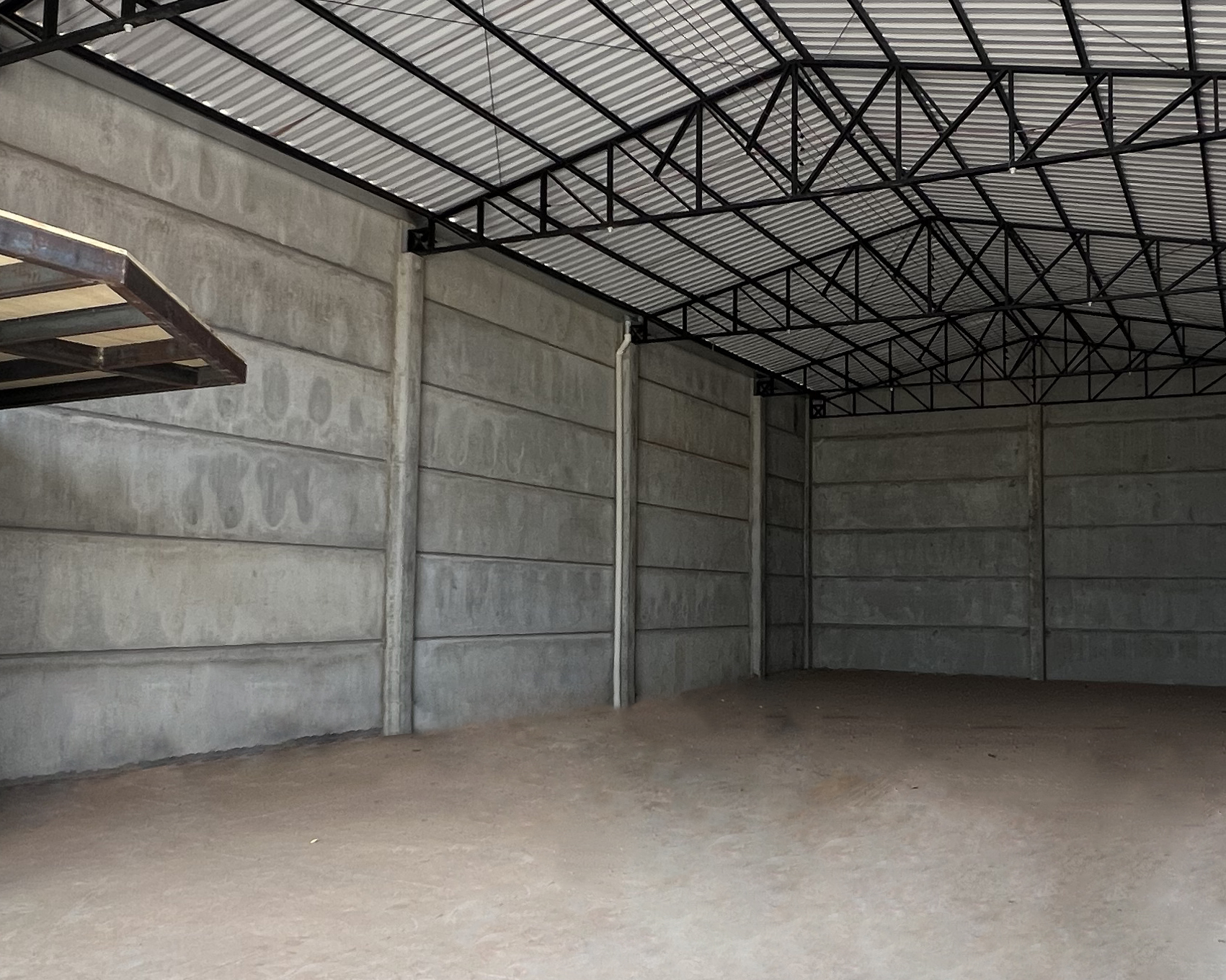 Interior de galpão com paredes de concreto