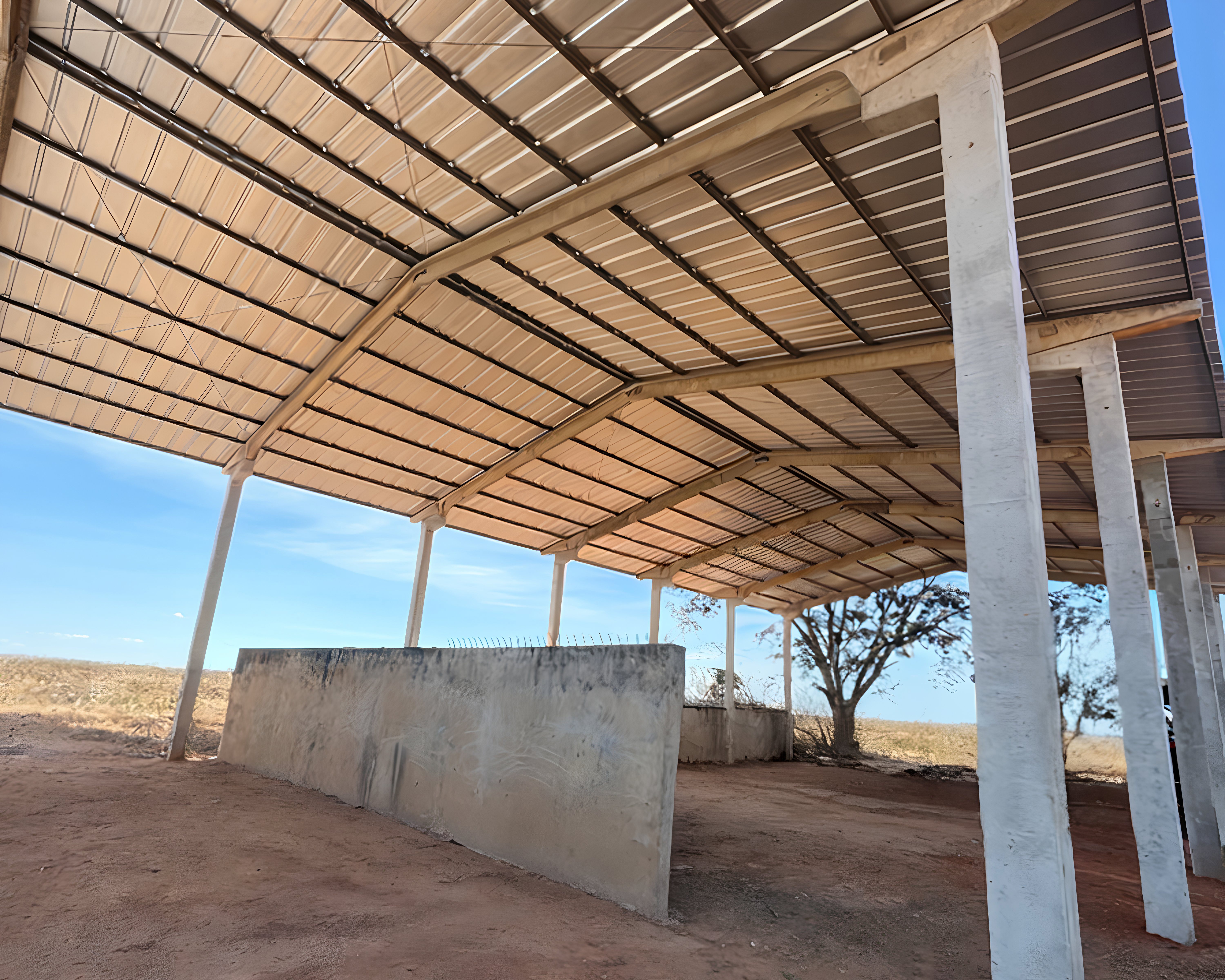 Cobertura com pilares de concreto pré-moldado